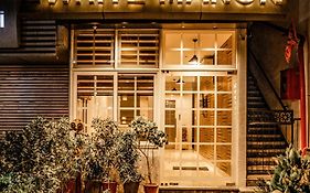 Tripli Hotels White Manor